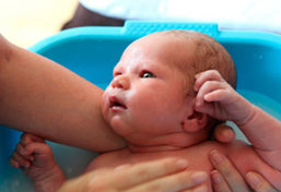 Mitos y verdades sobre el primer baño del bebé recién nacido