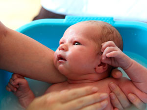 Cómo bañar a tu recién nacido: baño de esponja para el bebé