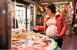 Embarazada en la pescadería