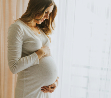 Embarazada observa su barriga