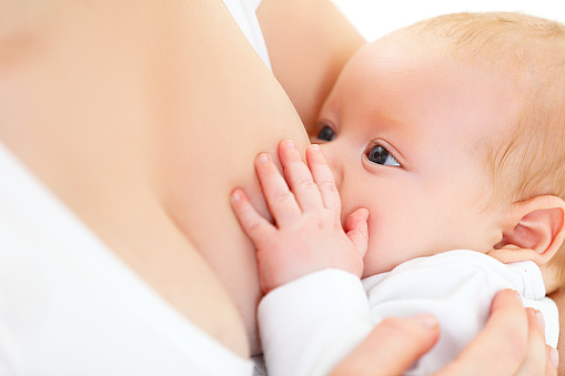Qué cantidad de leche materna toma el bebé recién nacido?