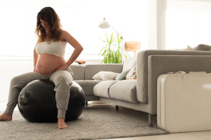 Ejercicios para provocar el parto con pelota de Pilates - Natalben